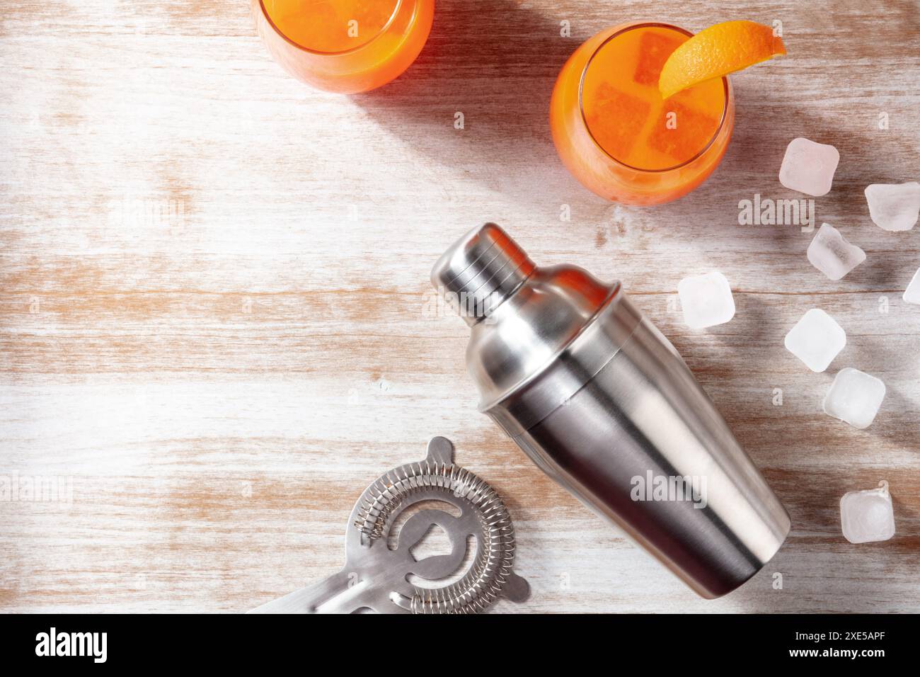 Orange Cocktails und ein Shaker, mit Eis, über dem Kopf flacher Lay Shot Stockfoto