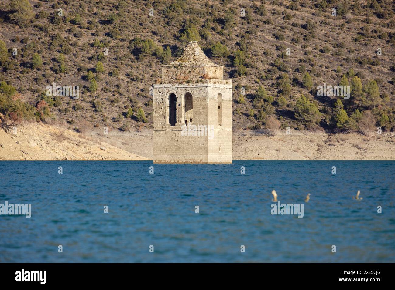 Iglesia sumergida del embalse de Mediano Stockfoto