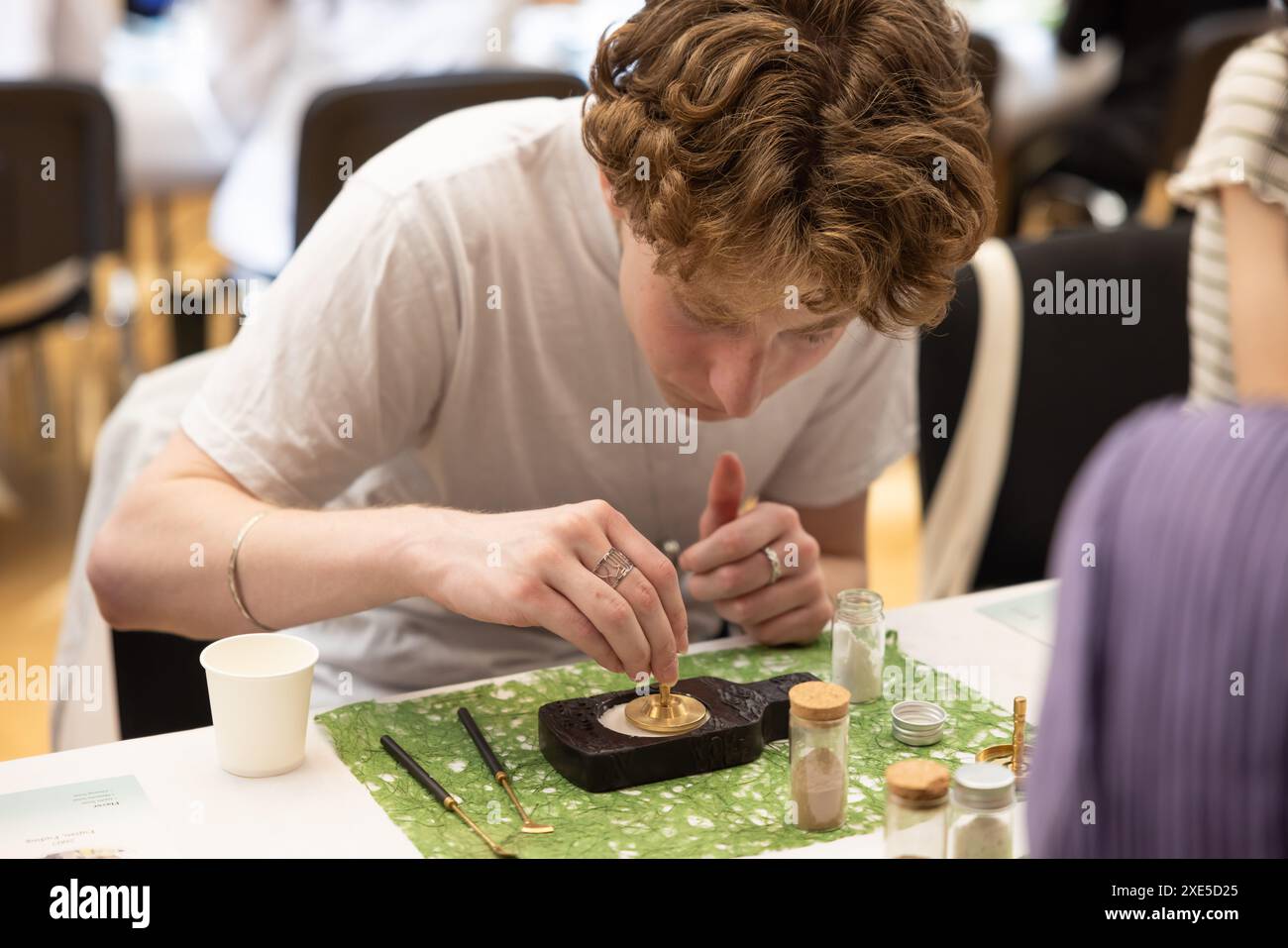 Stockholm, Schweden. Juni 2024. Ein Mann macht chinesischen Tee während einer interaktiven Teeshow im China Cultural Center in Stockholm, Schweden, 25. Juni 2024. Quelle: Wei Xuechao/Xinhua/Alamy Live News Stockfoto