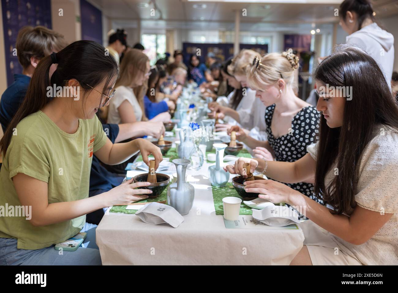 Stockholm, Schweden. Juni 2024. Im Rahmen einer interaktiven Teeshow, die am 25. Juni 2024 im China Cultural Center in Stockholm (Schweden) stattfindet, versuchen die Einheimischen chinesischen Tee zuzubereiten. Quelle: Wei Xuechao/Xinhua/Alamy Live News Stockfoto
