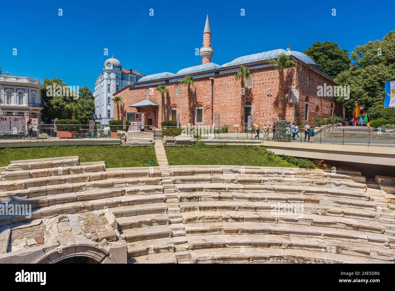 Plovdiv, Bulgarien. Mai 2024. Blick auf die Djumaya Moschee und die Ruinen des antiken römischen Stadions in der Altstadt Stockfoto