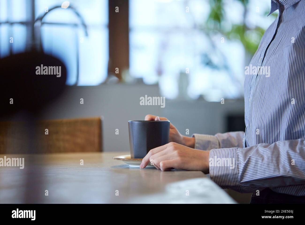 Junge japanische Frau Kaffee trinken Stockfoto