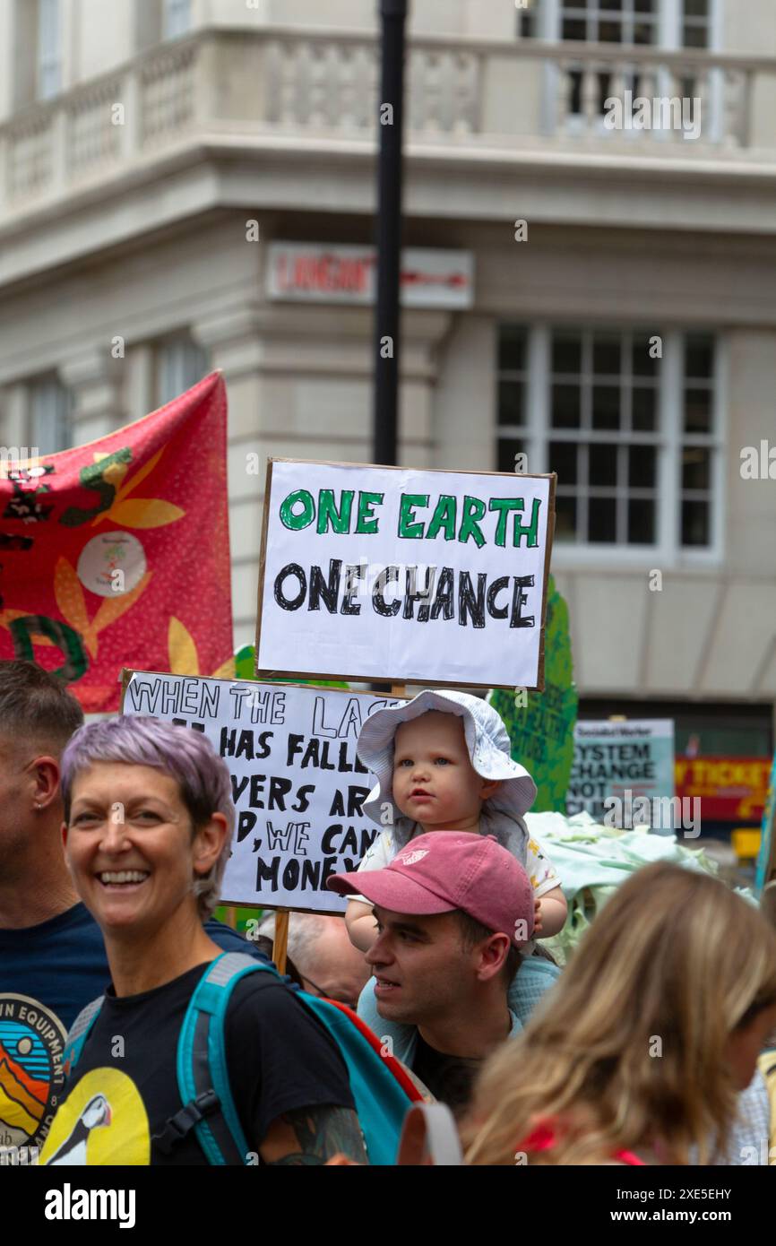 Plakat „One Earth, One Chance“, mit Baby, im Restore Nature Now march, London, UK, 22. Juni 2024 Stockfoto