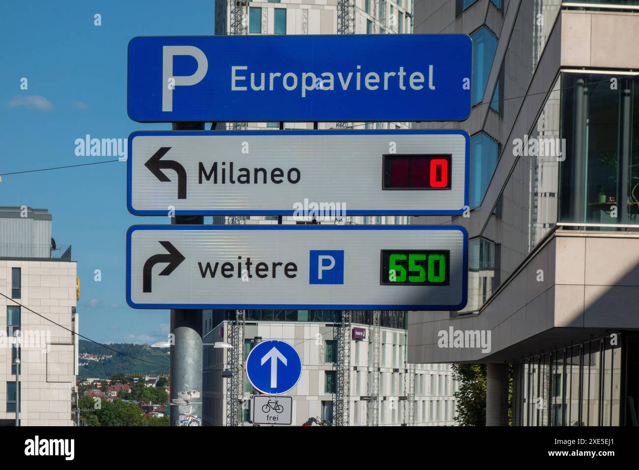 Parkschild mit Null Parkplätzen in Milaneo in Stuttgart, Deutschland. Parkplatzschild zeigt null Parkplätze im Milaneo in Stuttgart. Stockfoto