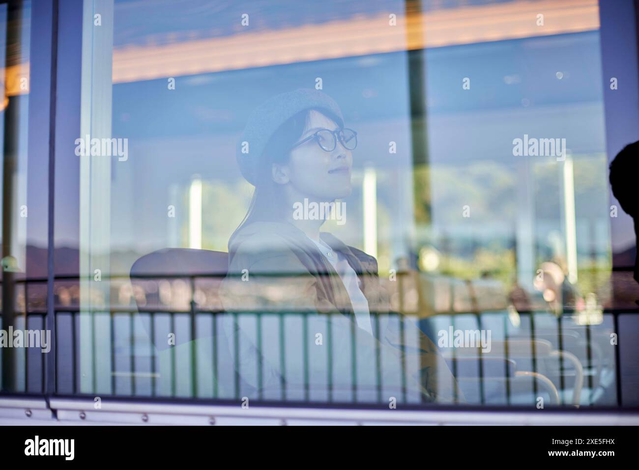 Japanerin, die allein reist Stockfoto