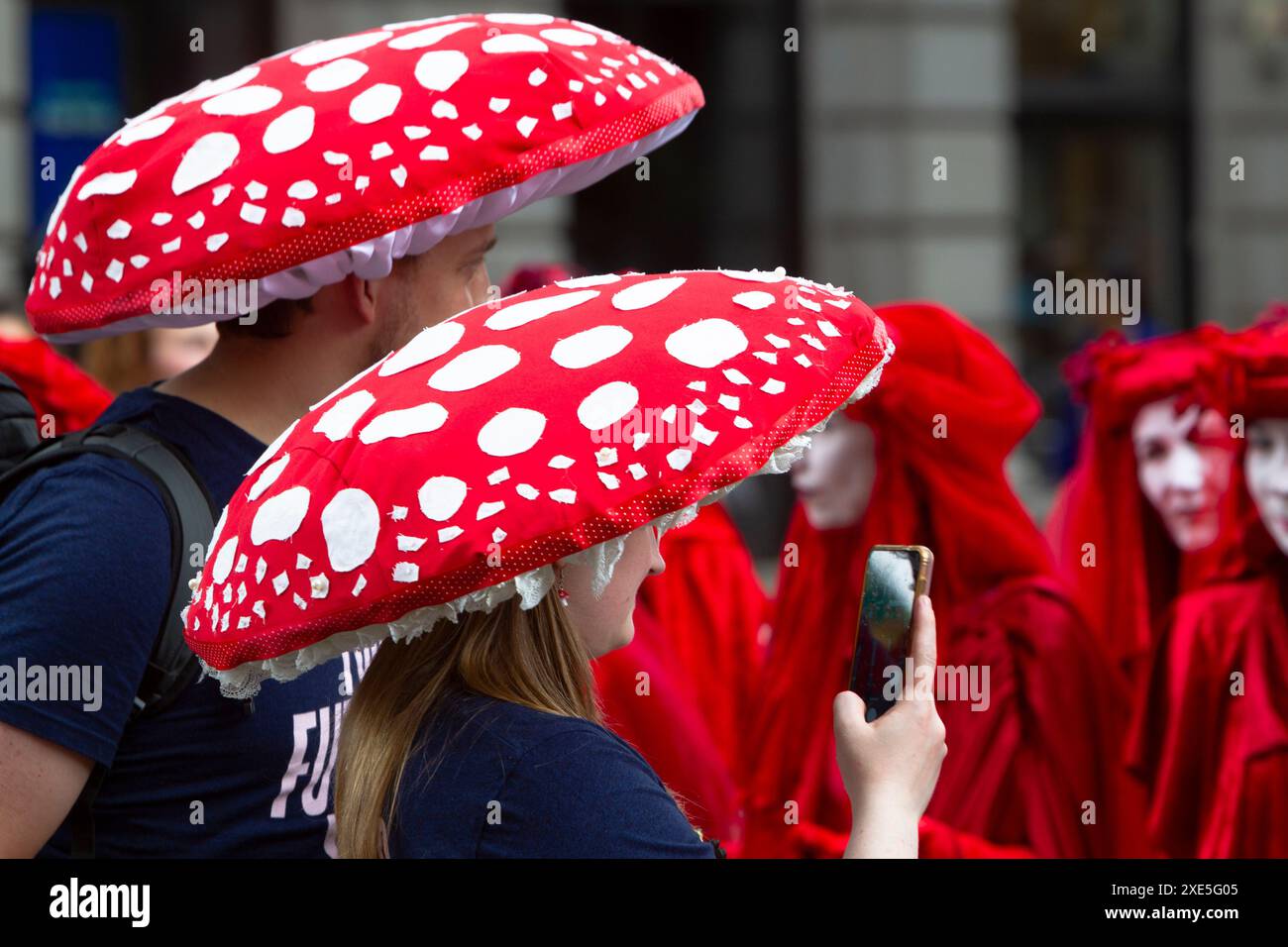 Zwei Aktivisten mit Pilzhüten, im Restore Nature Now march, London, Großbritannien, 22. Juni 2024 Stockfoto