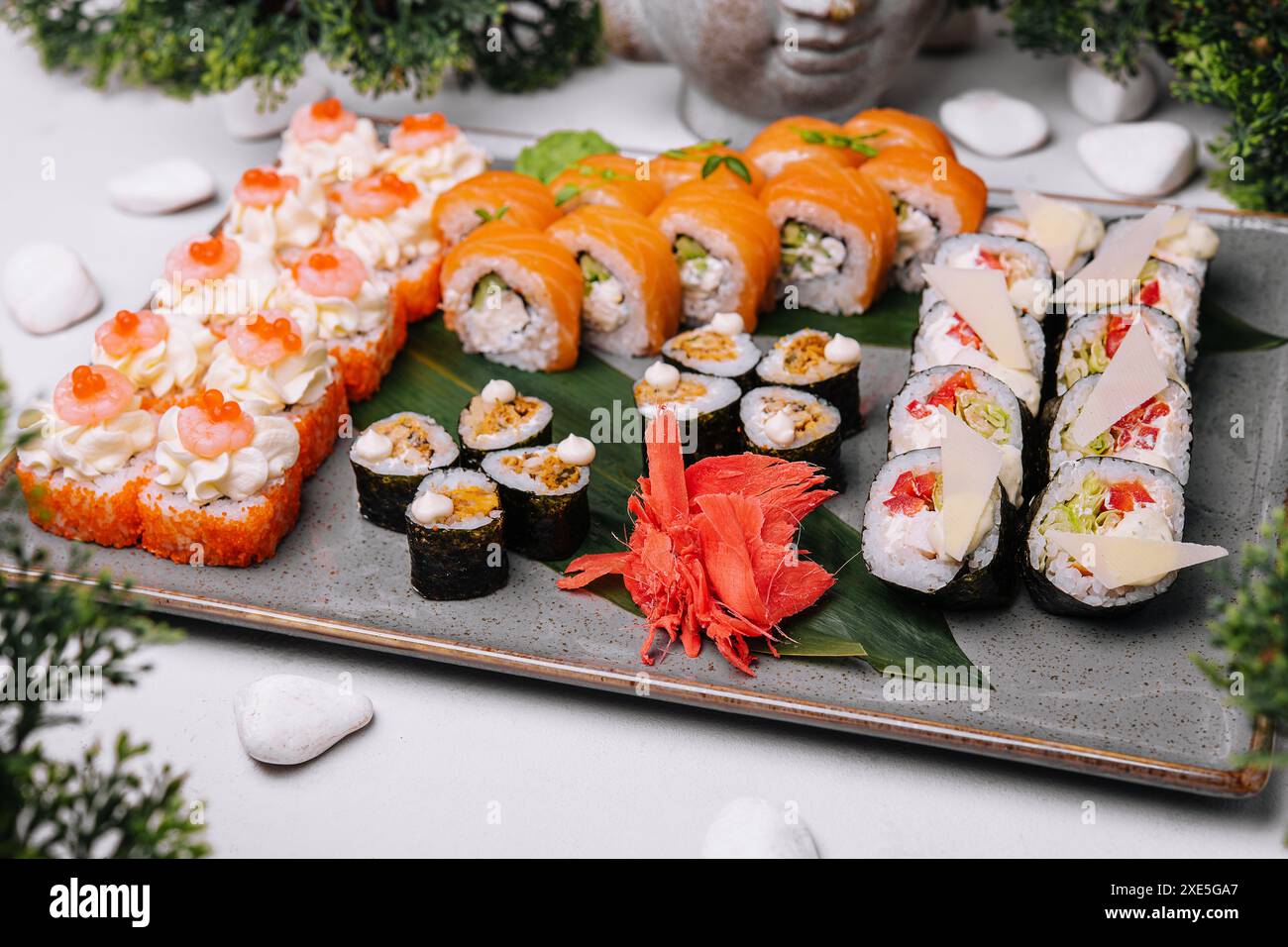 Frisches Sushi, traditionelles japanisches Essen auf großem Teller Stockfoto