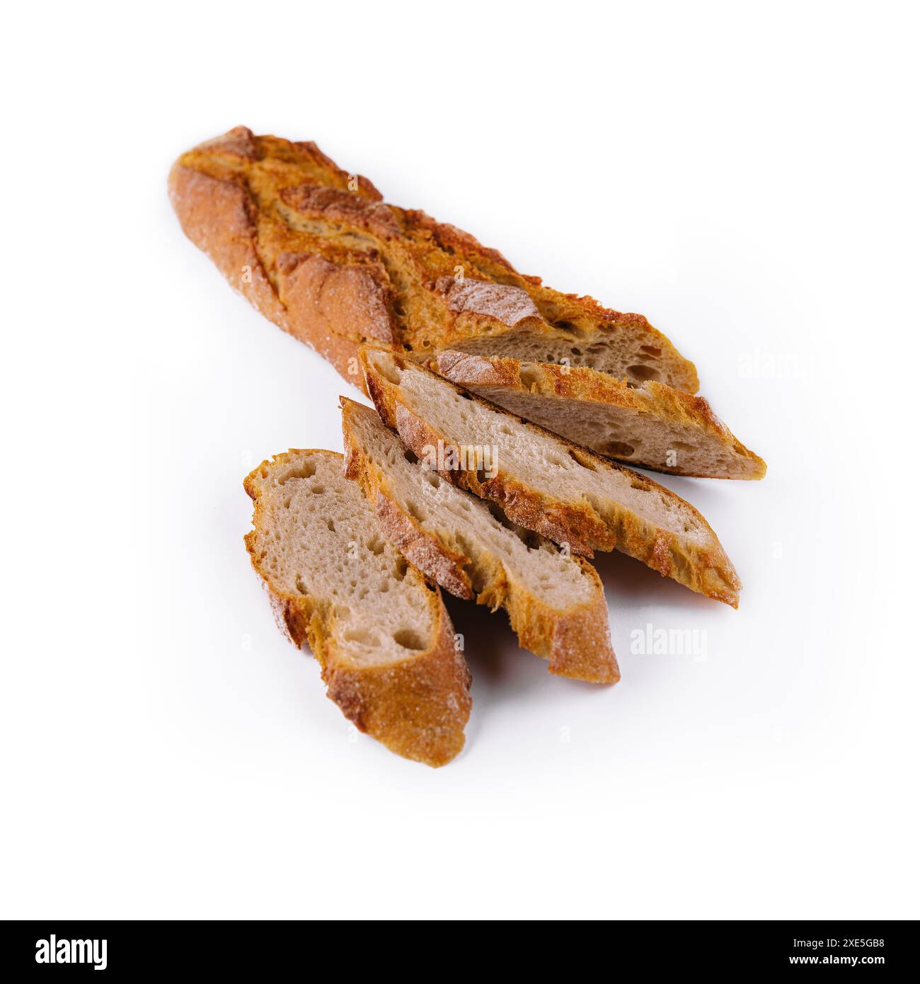 Schwarzes geschnittenes Brot in Nahaufnahme auf weißem Hintergrund Stockfoto