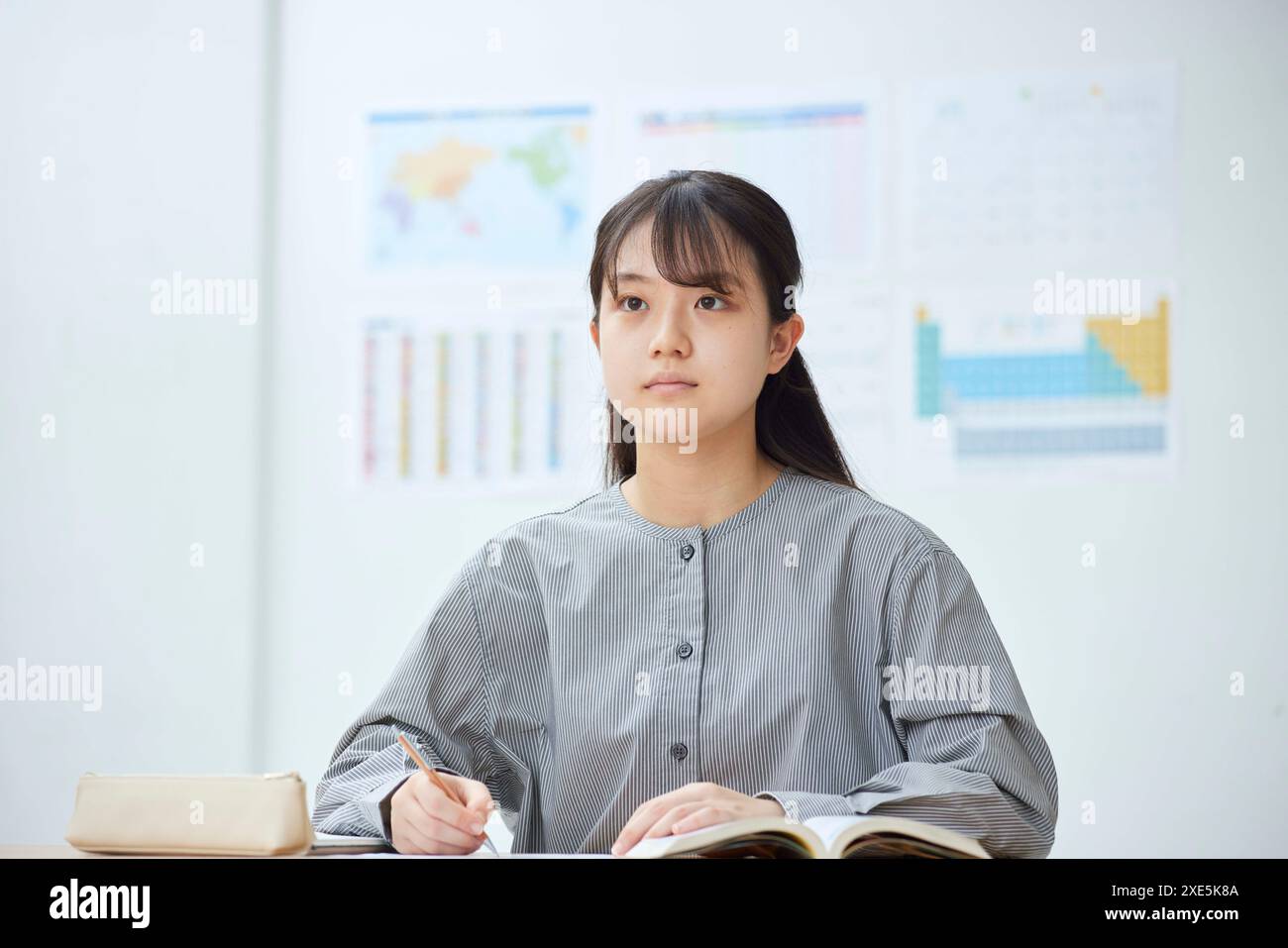 Eine Schülerin, die einen Kurs in einer Vorschule nimmt Stockfoto