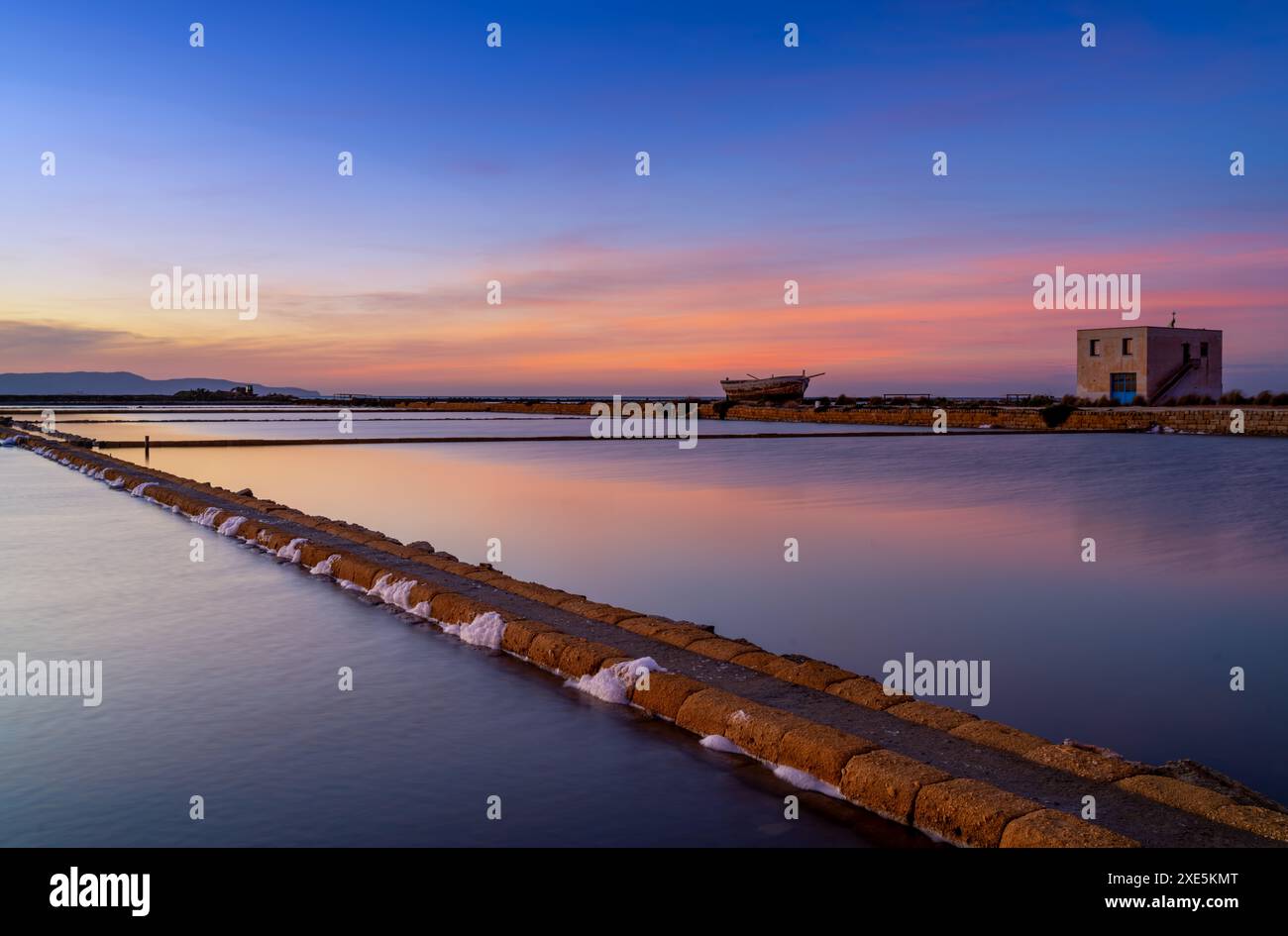 Ruhige Meersalzbecken und -Ebenen in der Nähe von Trapani und Paceco bei Sonnenuntergang Stockfoto
