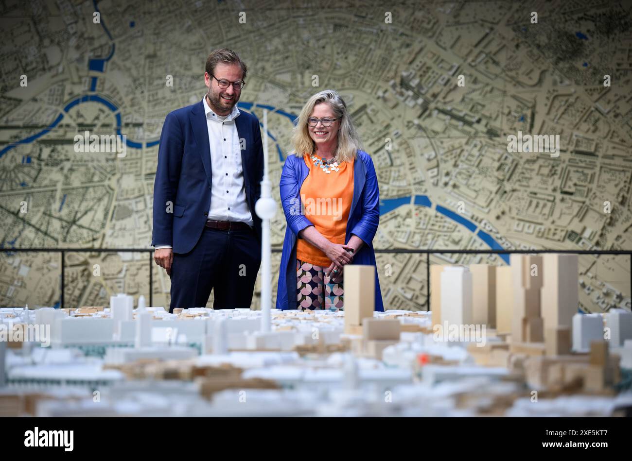 26. Juni 2024, Berlin: Anjes Tjarks (l, Allianz 90/die Grünen), Hamburger Senatorin für Verkehr und Mobilitätsübergang, und Ute Bonde (CDU), Berliner Senatorin für Mobilität, Verkehr, Klimaschutz und Umwelt, stehen nach einer Pressekonferenz zur Präsentation einer strategischen Partnerschaft zwischen Berlin und Hamburg in der Senatsverwaltung für Mobilität, Verkehr, Klimaschutz und Umwelt zu einem Vorbild Berlins. Durch die gemeinsame Entwicklung neuer Konzepte und die Erprobung neuer Technologien und Dienste soll eine nachhaltige, effiziente und bedarfsgerechte Mobilität geschaffen werden. Foto: Bernd von Jutrczenk Stockfoto