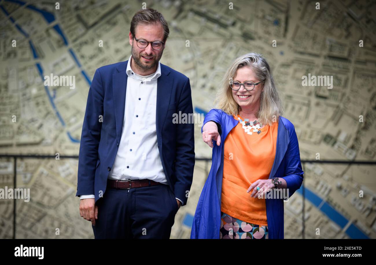 26. Juni 2024, Berlin: Anjes Tjarks (l, Allianz 90/die Grünen), Hamburger Senatorin für Verkehr und Mobilitätsübergang, und Ute Bonde (CDU), Berliner Senatorin für Mobilität, Verkehr, Klimaschutz und Umwelt, präsentieren nach einer Pressekonferenz eine strategische Partnerschaft zwischen Berlin und Hamburg in der Senatsverwaltung für Mobilität, Verkehr, Klimaschutz und Umwelt. Durch die gemeinsame Entwicklung neuer Konzepte und die Erprobung neuer Technologien und Dienste soll eine nachhaltige, effiziente und bedarfsgerechte Mobilität geschaffen werden. Foto: Bernd von Jutrczenka/dpa Stockfoto