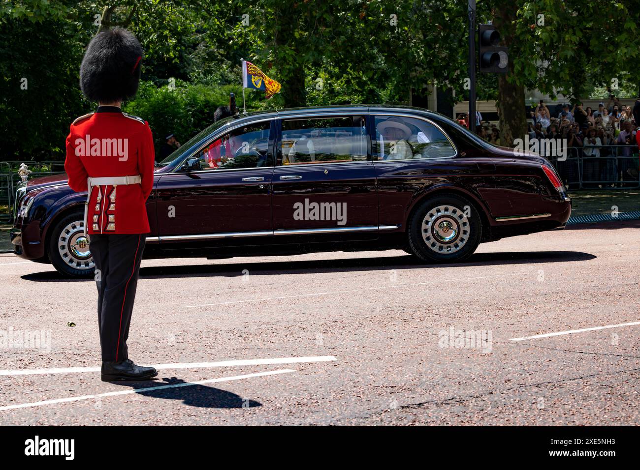 Mit dem Royal Car fahren König und Königin vom Buckingham Palace zur Pferdewachtparade für den Staatsbesuch des Kaisers von Japan. Stockfoto