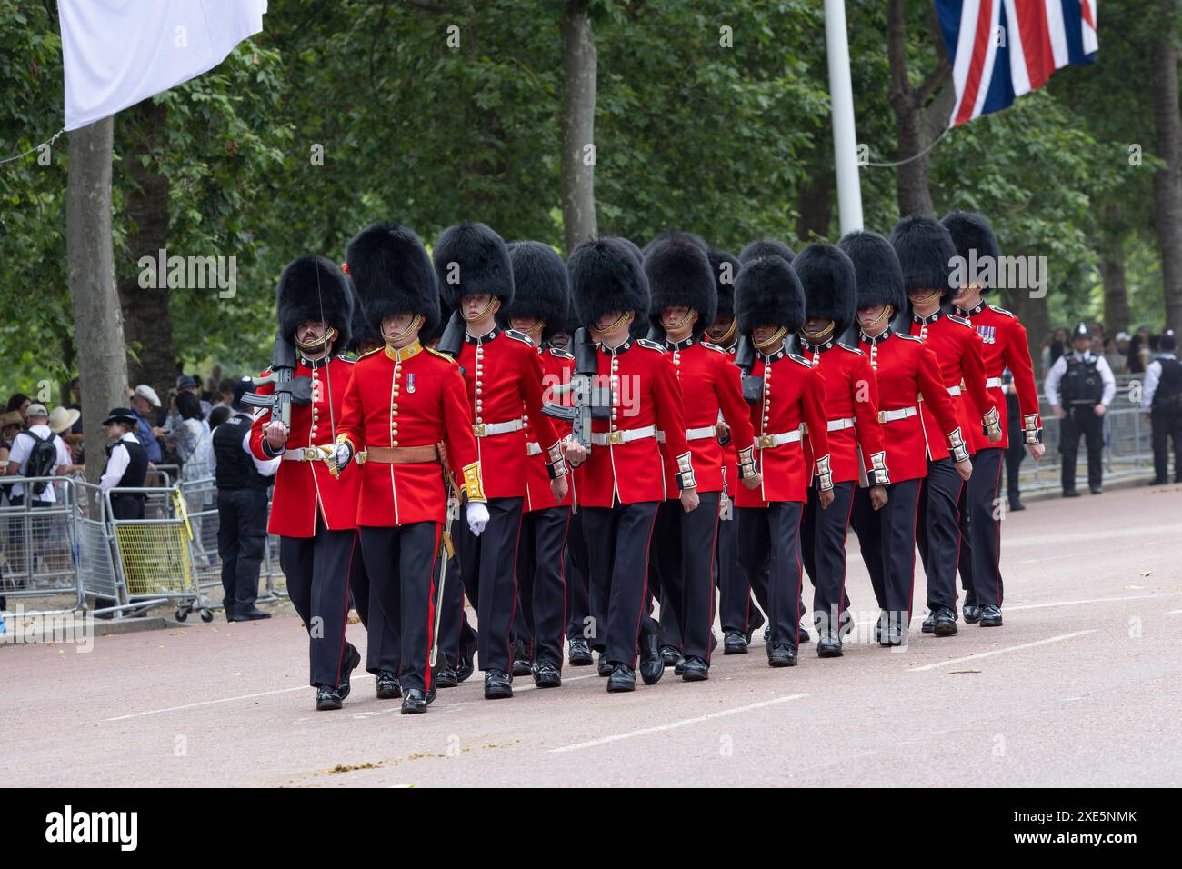 Wachleute marschieren entlang der Mall, um den Staatsbesuch des Kaisers von Japan in Großbritannien zu besuchen Stockfoto