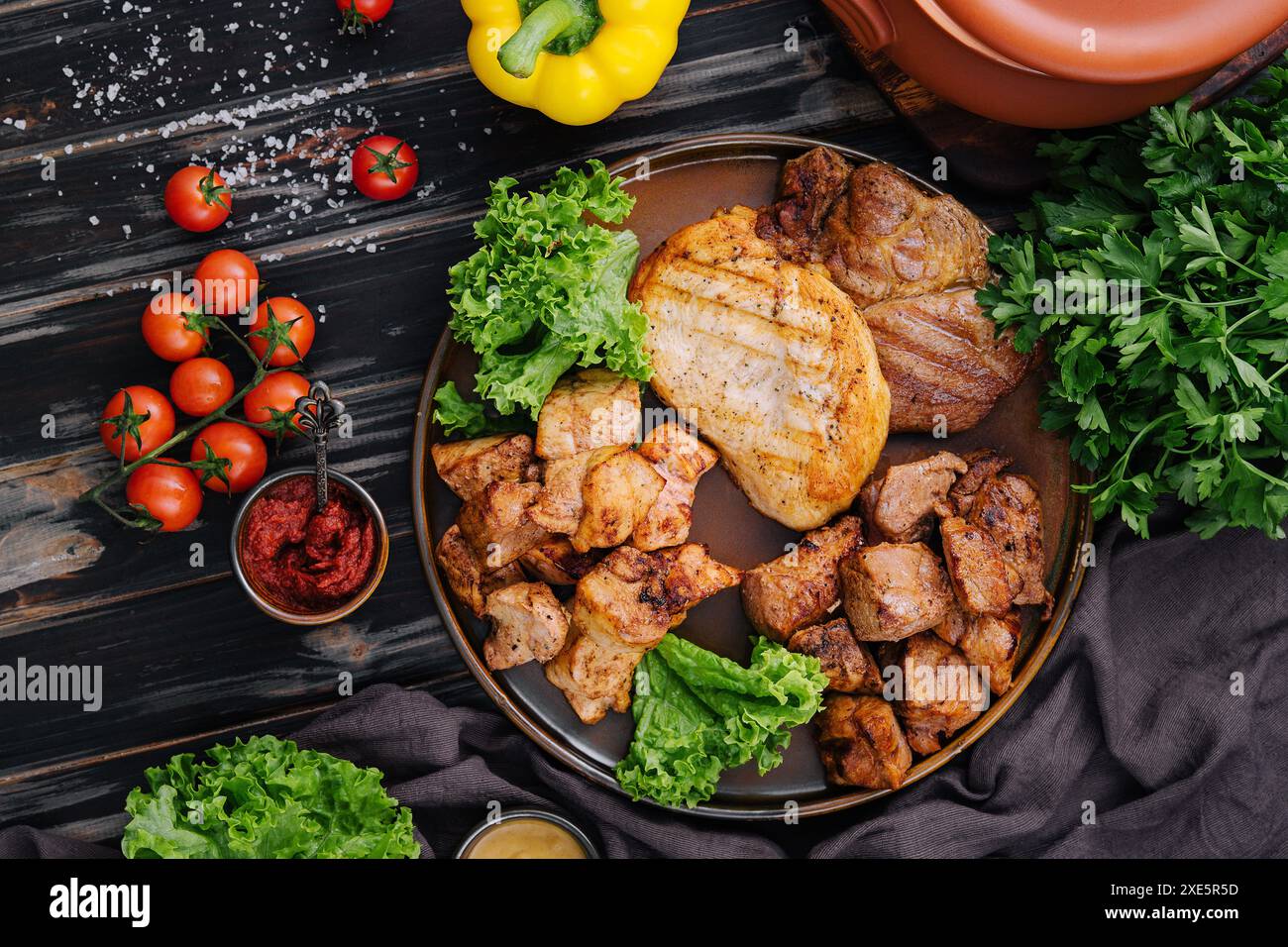 Gegrilltes Grillfleisch auf dunklem Holz Stockfoto