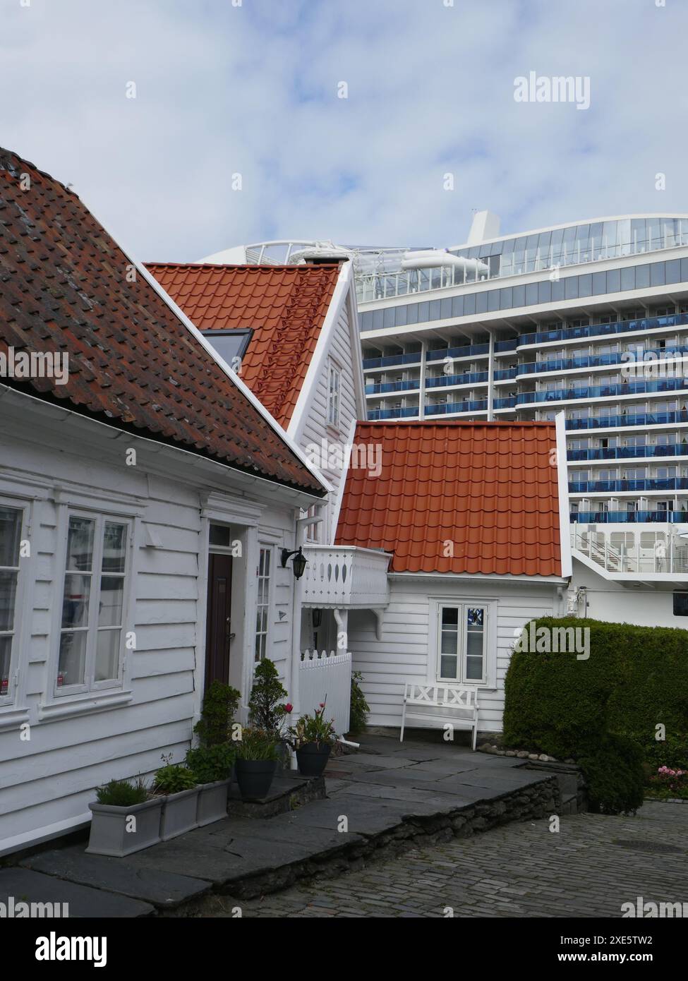 Kreuzfahrtschiff hinter der Altstadtgasse Stockfoto