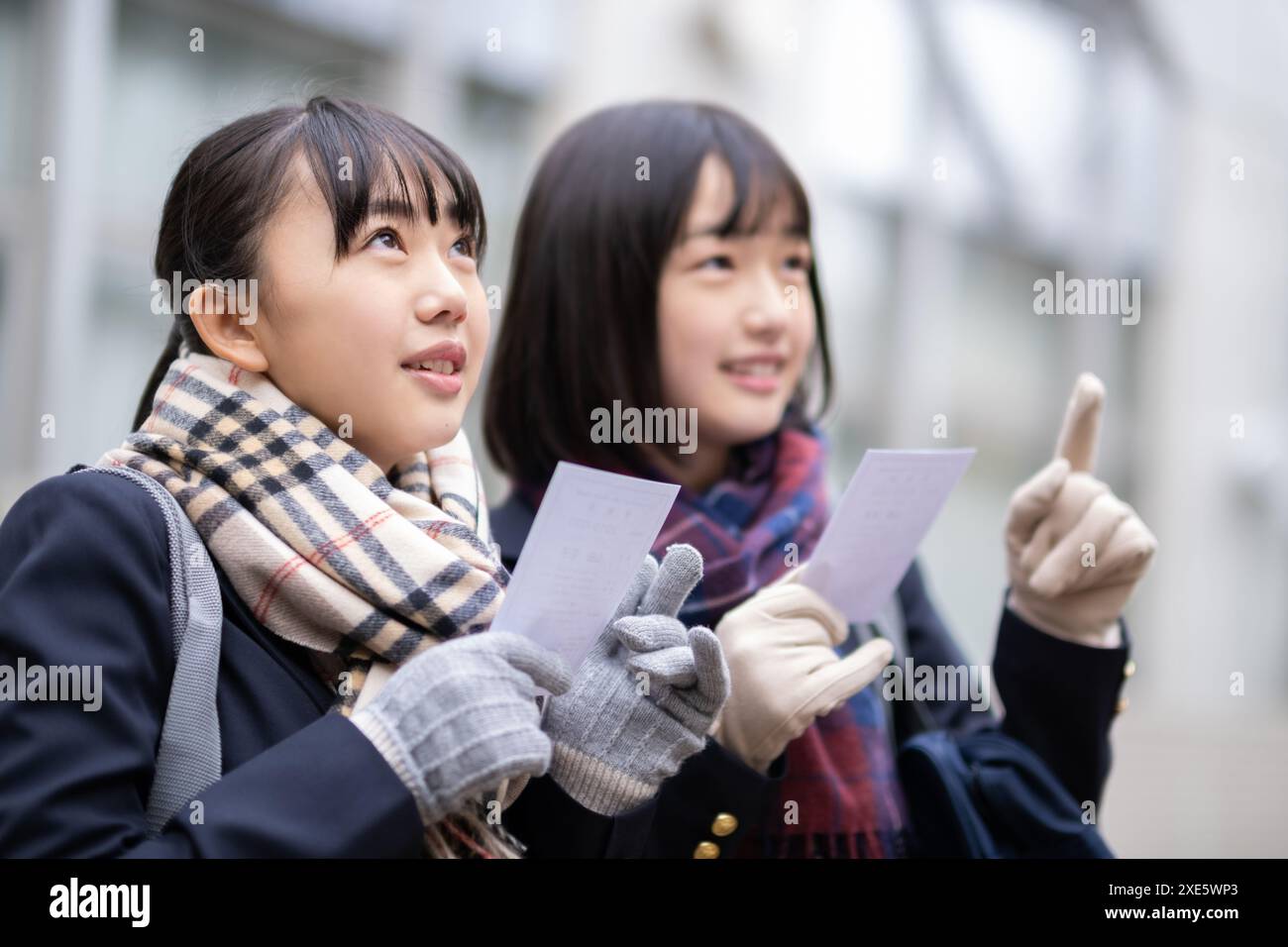 Student, der sich die Prüfungsergebnisse ansieht Stockfoto