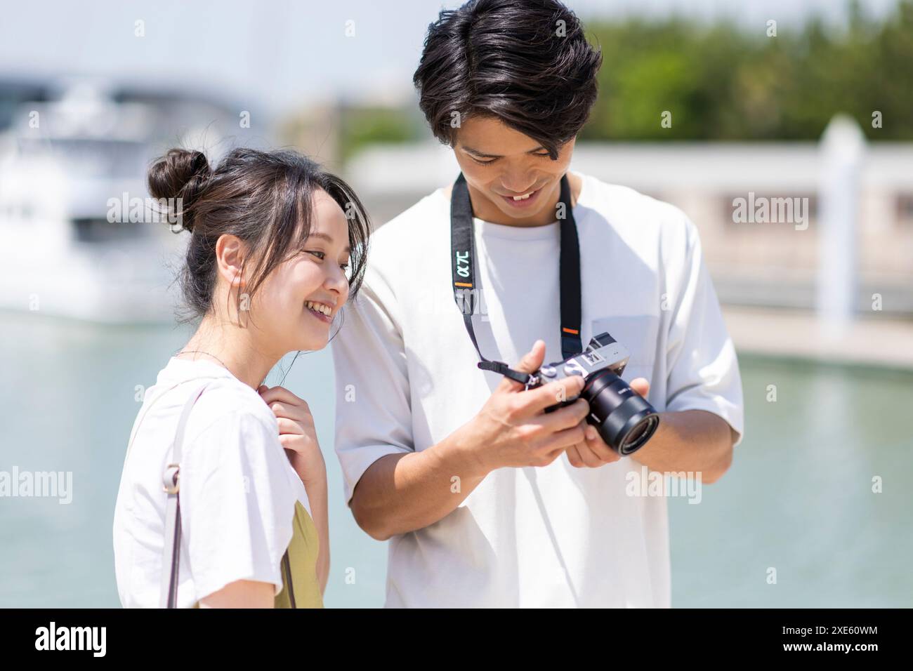 Mann und Frau überprüfen Fotos Stockfoto