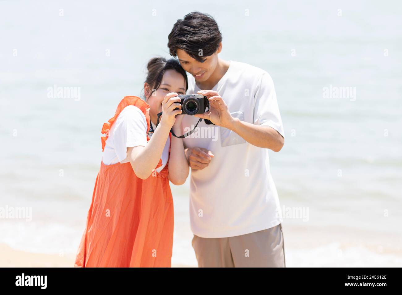 Mann und Frau überprüfen Fotos, die sie gemacht haben Stockfoto