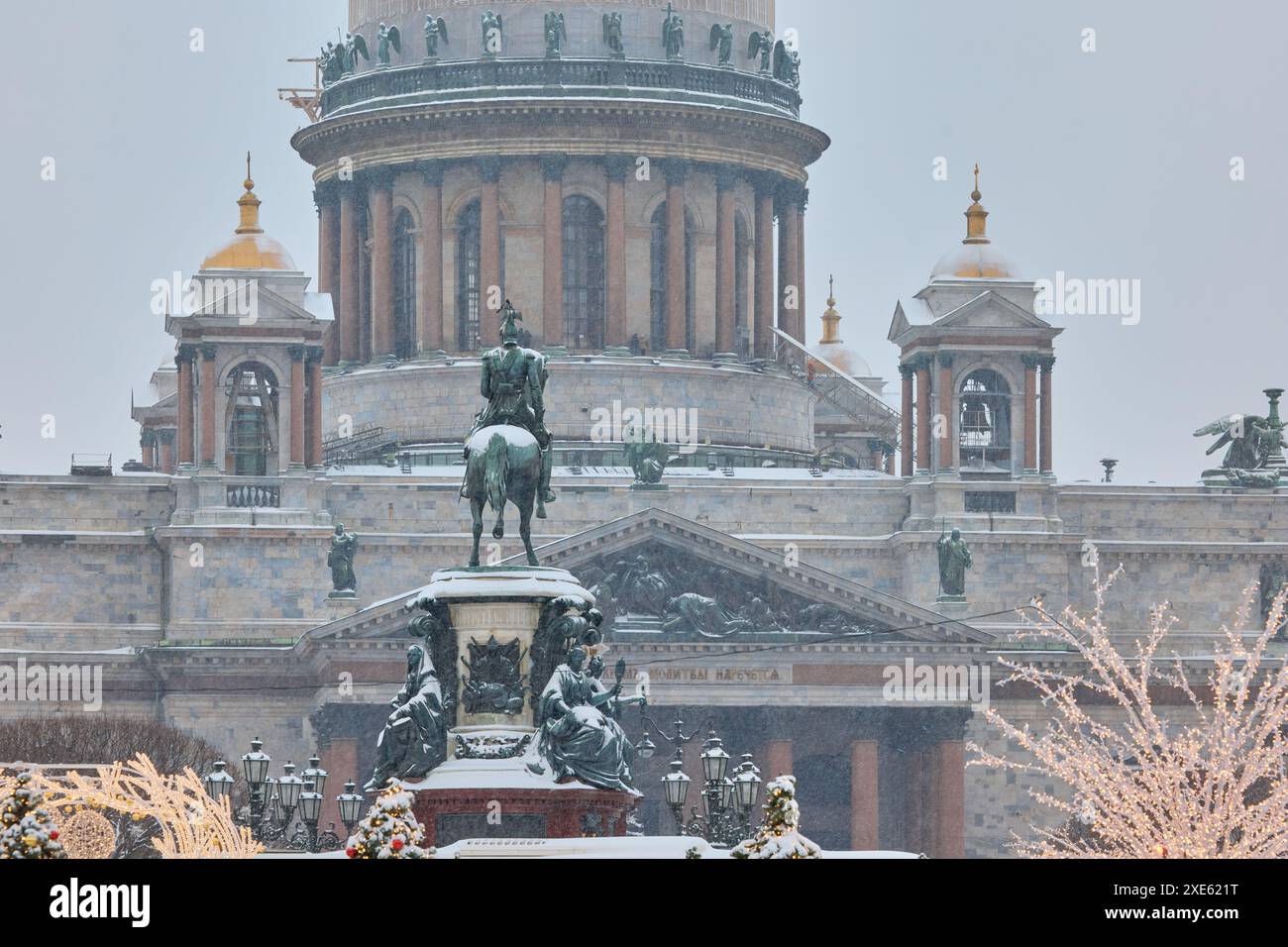 Kolonnade von St. Isaakkathedrale und das Denkmal für Kaiser Nikolaus II. Während des Schneesturms in St. Petersburg – Russland Stockfoto