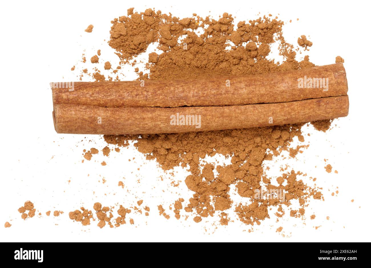 Verstreut zerkleinerten Zimt und klebt auf isoliertem Hintergrund Stockfoto