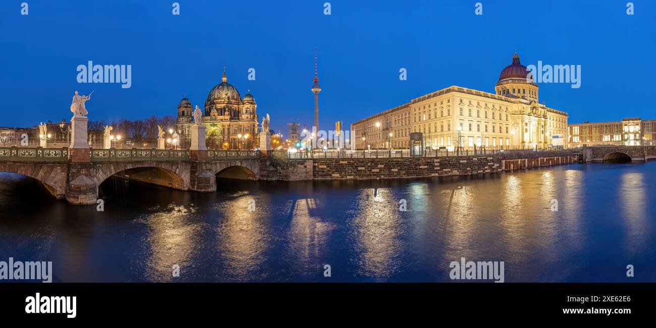 Panorama des Berliner Doms, des Fernsehturms und des wiederaufgebauten Stadtschlosses bei Nacht Stockfoto