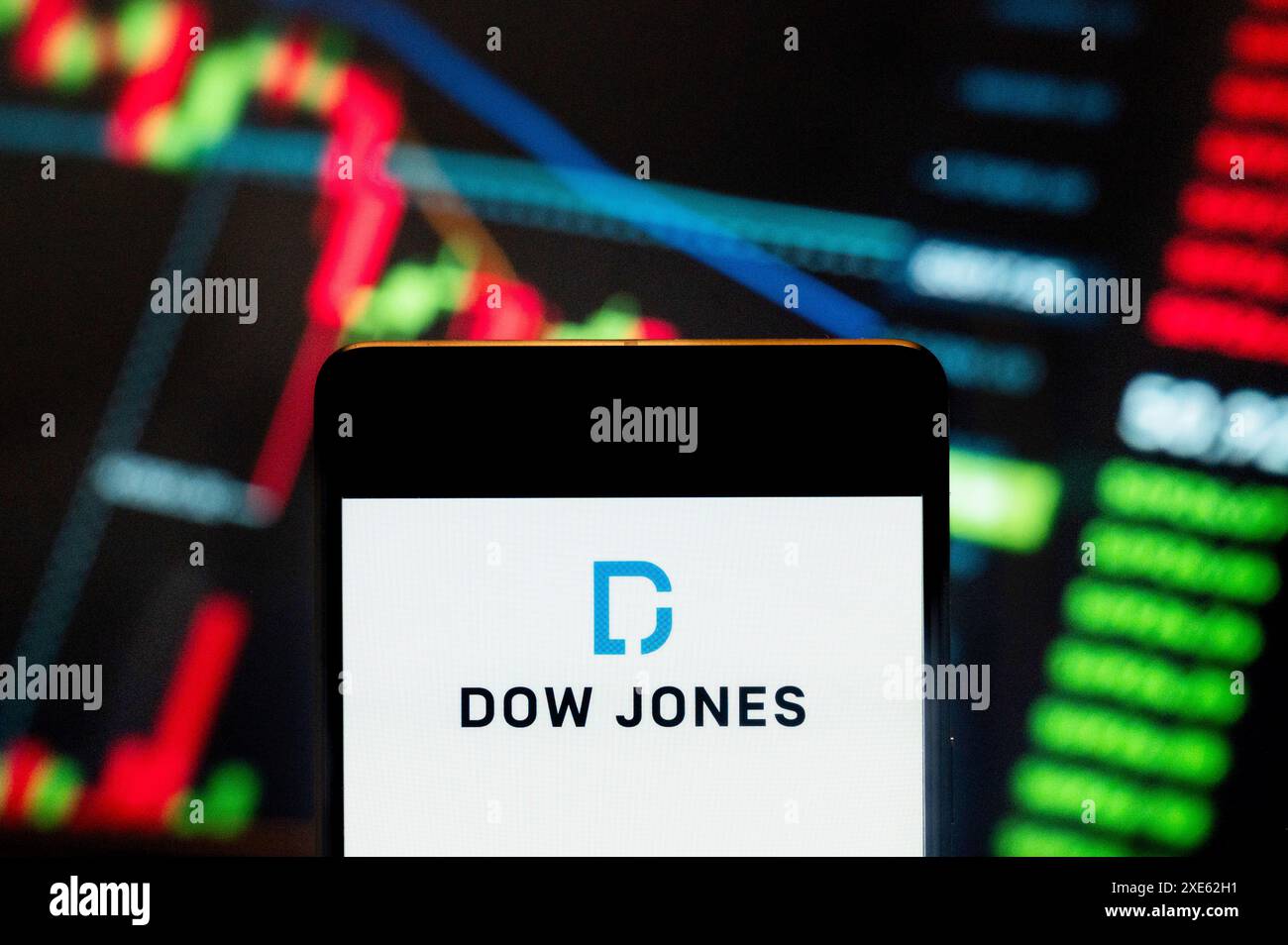 In dieser Fotoabbildung wird der amerikanische Aktienindex des 30 prominenten Unternehmens Dow Jones Industrial Average (DJIA)-Logos auf einem Smartphone mit einem wirtschaftlichen Börsenindex-Diagramm im Hintergrund angezeigt. (Foto von Budrul Chukrut / SOPA Images/SIPA USA) *** ausschließlich für redaktionelle Nachrichtenzwecke *** Stockfoto