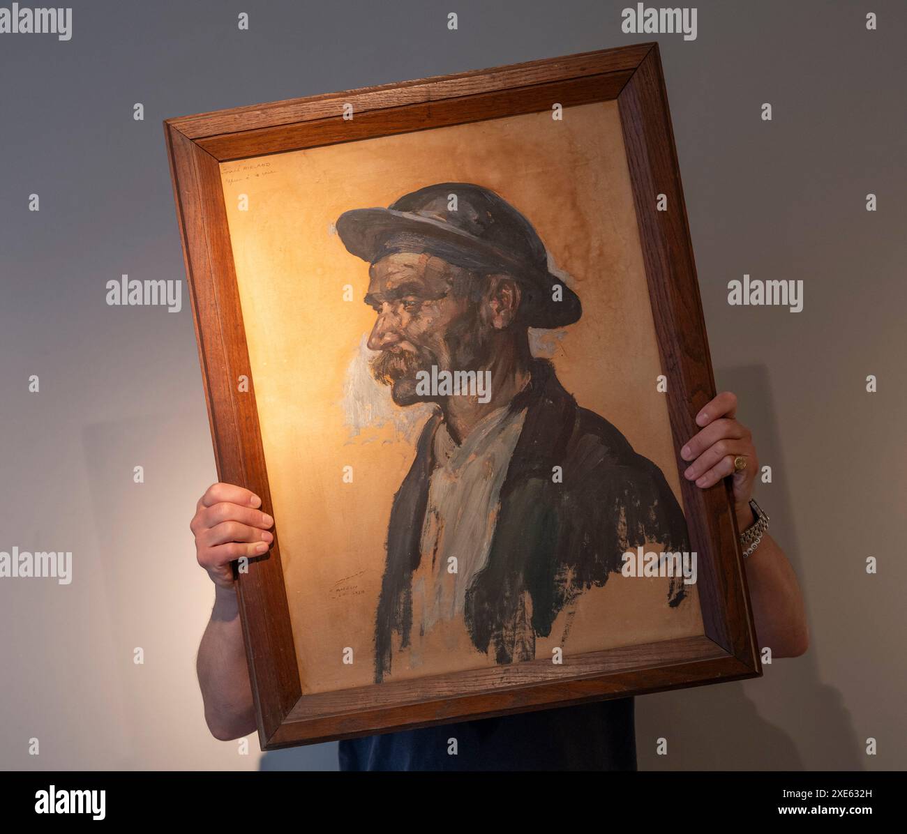 Toby Campbell Fine Art, London, Großbritannien. Juni 2024. Im Rahmen der London Art Week (28. Juni bis 5. Juli) zeigt Toby Campbell Fine Art eine Serie von Gemälden, die arbeitende und arbeitende Menschen darstellen. Bild: LUCIEN HECTOR JONAS French Anzin 1880 - 1947 Paris „A Portrait of the Miner, Joseph Mirland“ Öl auf Papier gelegt auf Leinwand. Quelle: Malcolm Park/Alamy Live News Stockfoto