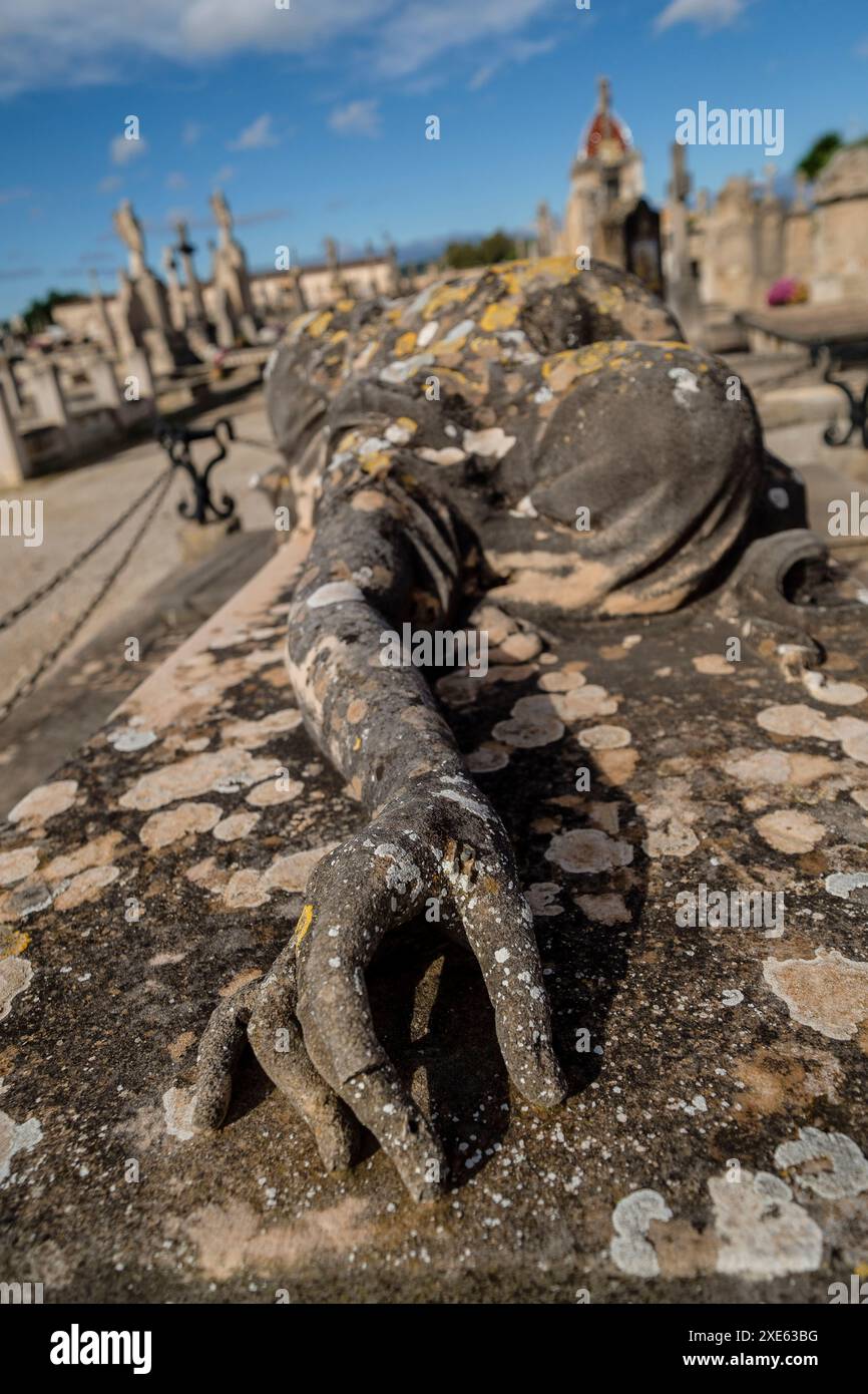 Skulptur einer Frau mit gebrochenem Herzen Stockfoto