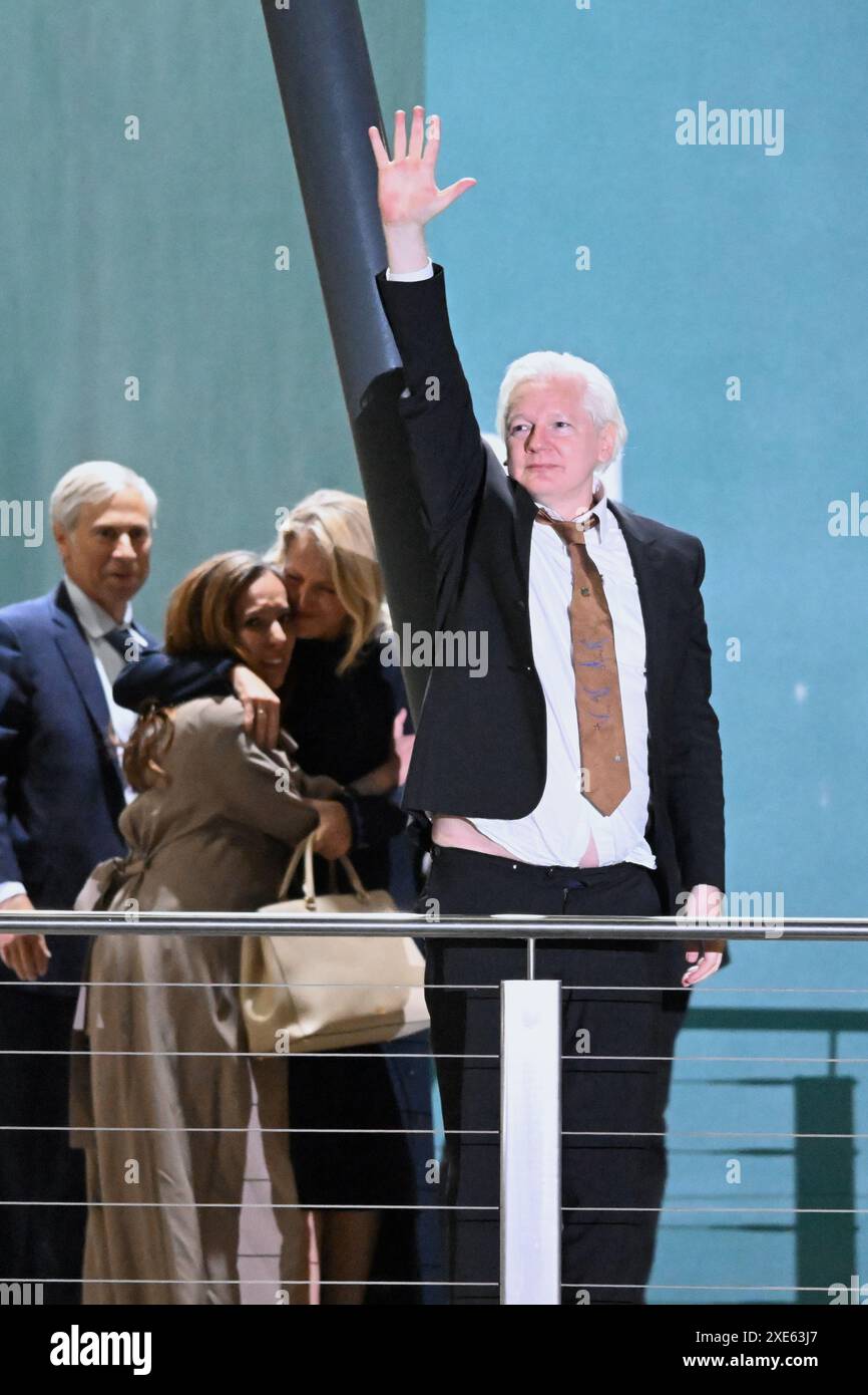 Canberra, Australien. Juni 2024. WikiLeaks-Gründer Julian Assange winkt seinen Anhängern nach der Ankunft am Flughafen Canberra, Canberra, Mittwoch, 26. Juni 2024. (AAP Image/Lukas Coch) KEIN ARCHIVIERUNGSGUTSCHEIN: Australian Associated Press/Alamy Live News Stockfoto