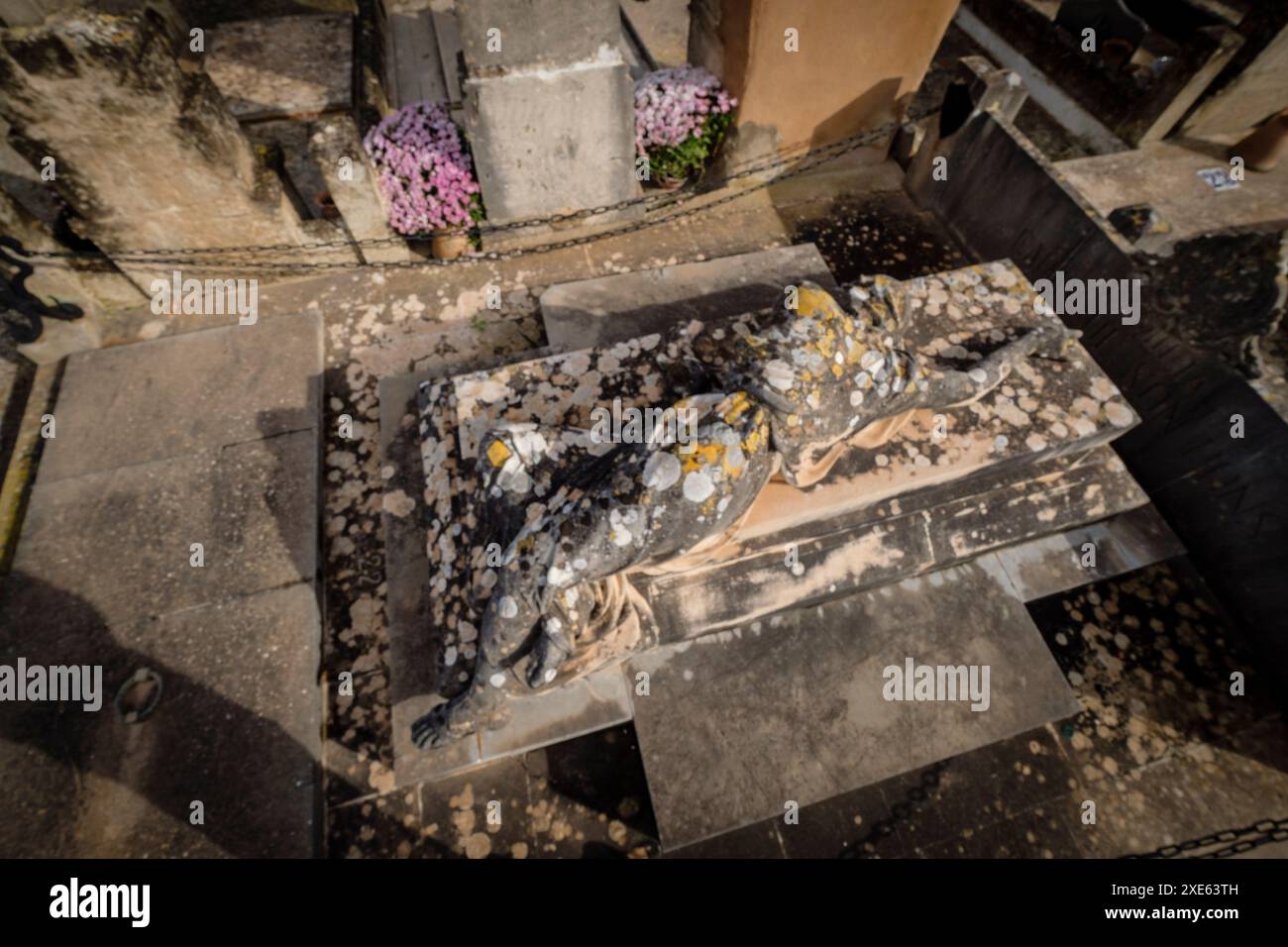 Skulptur einer Frau mit gebrochenem Herzen Stockfoto