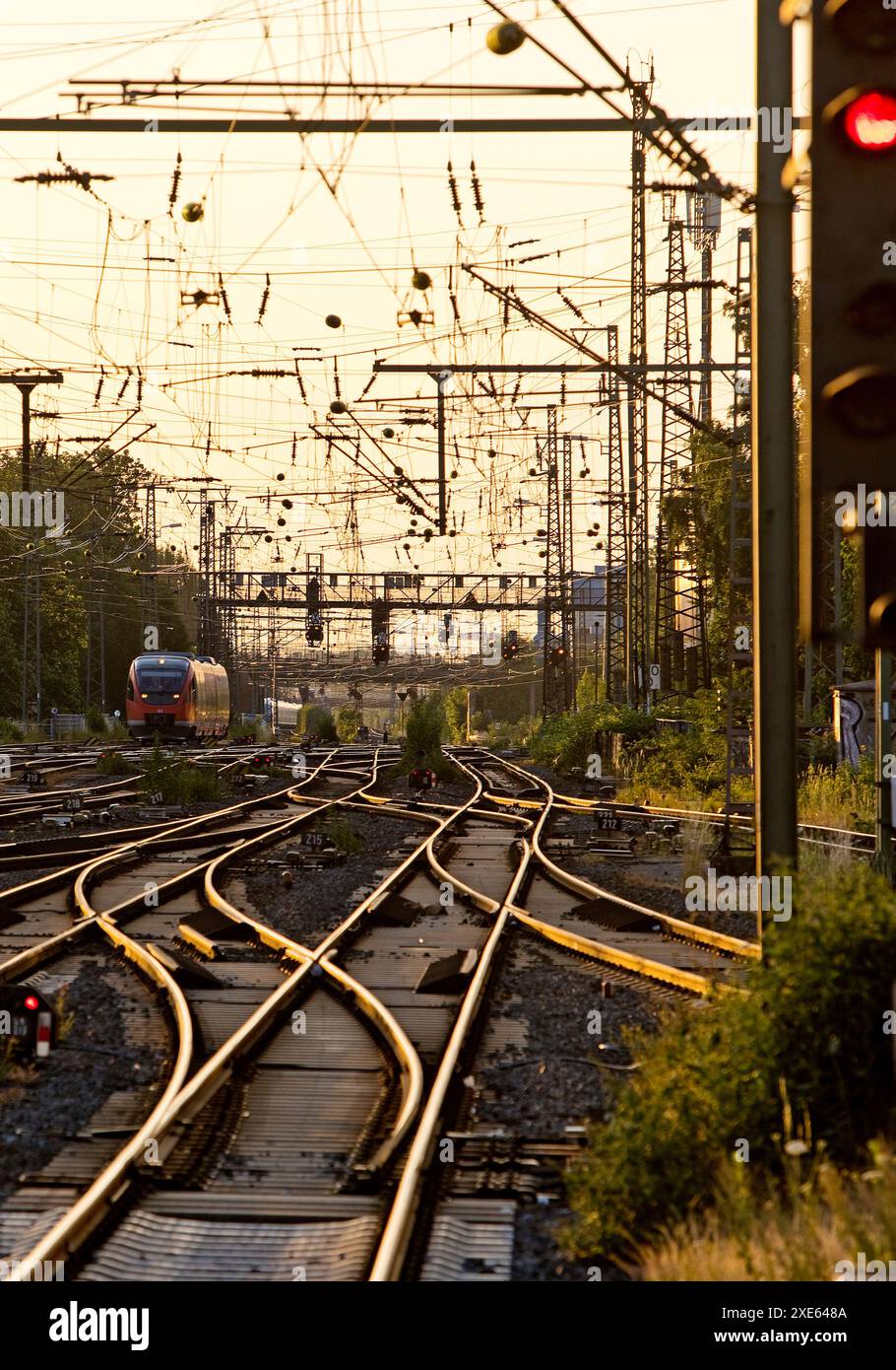 Zuggleise früh am Morgen am Hauptbahnhof Dortmund, Ruhrgebiet, Deutschland, Europa Stockfoto