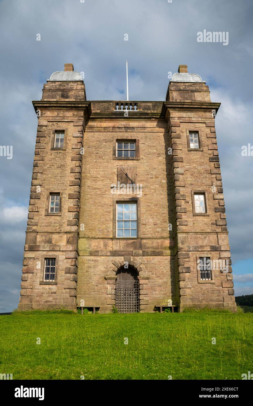Der Käfig im Lyme Park in Cheshire, England. Ein Steinturm in einer markanten Position mit Aussicht überall. Stockfoto