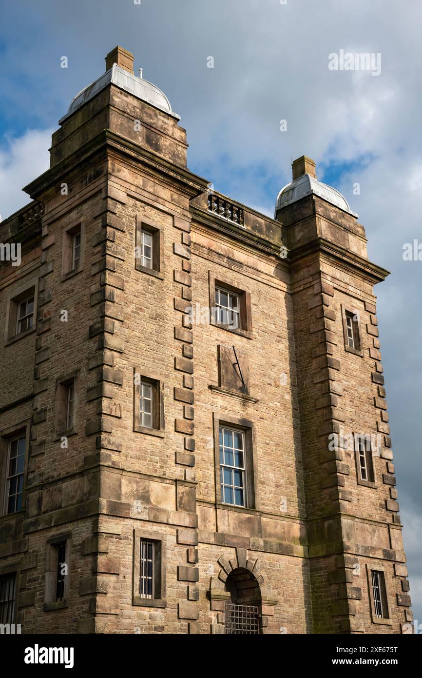 Der Käfig im Lyme Park in Cheshire, England. Ein Steinturm in einer markanten Position mit Aussicht überall. Stockfoto