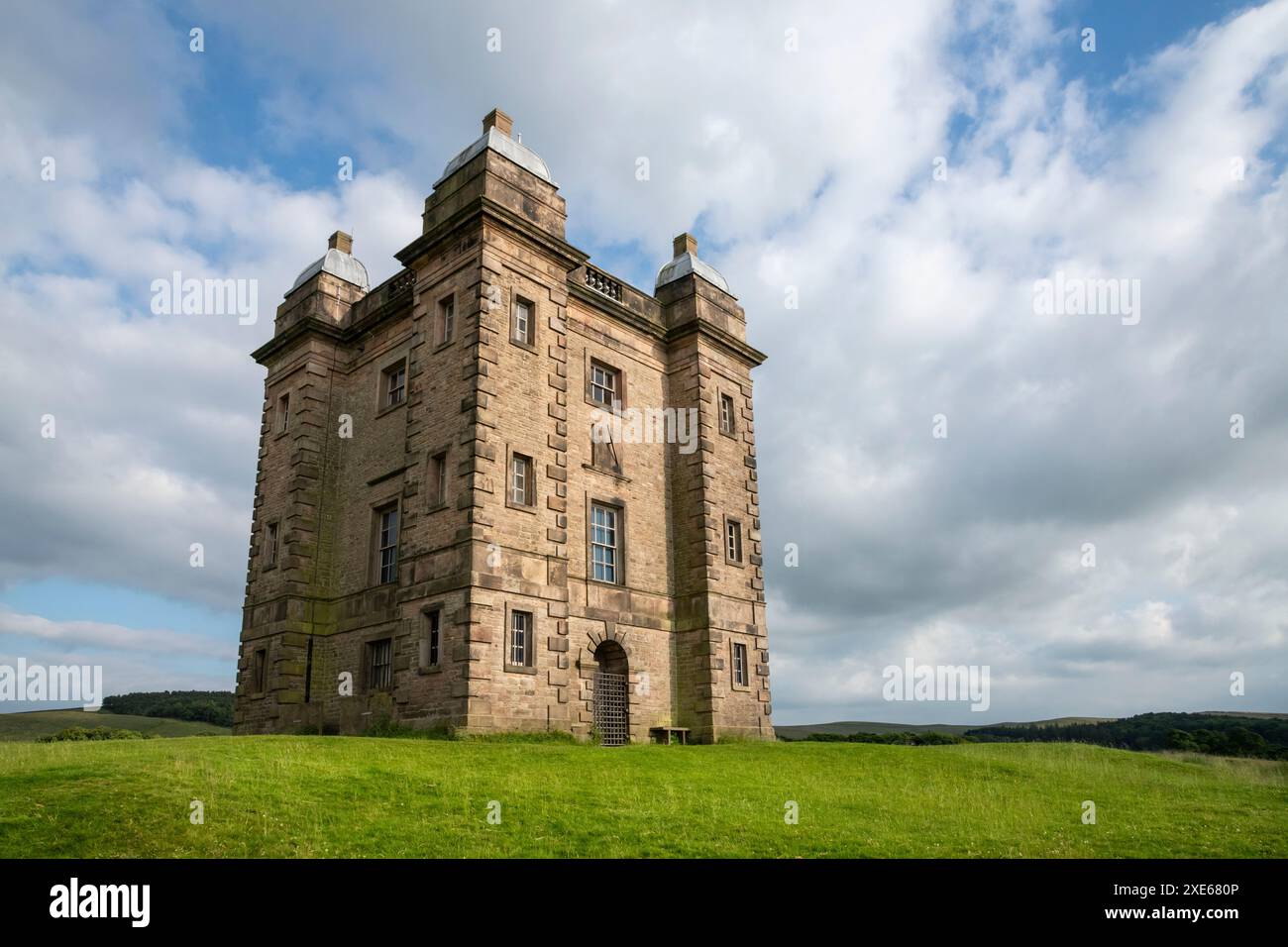 Der Käfig im Lyme Park in Cheshire, England. Ein Steinturm in einer markanten Position mit Aussicht überall. Stockfoto