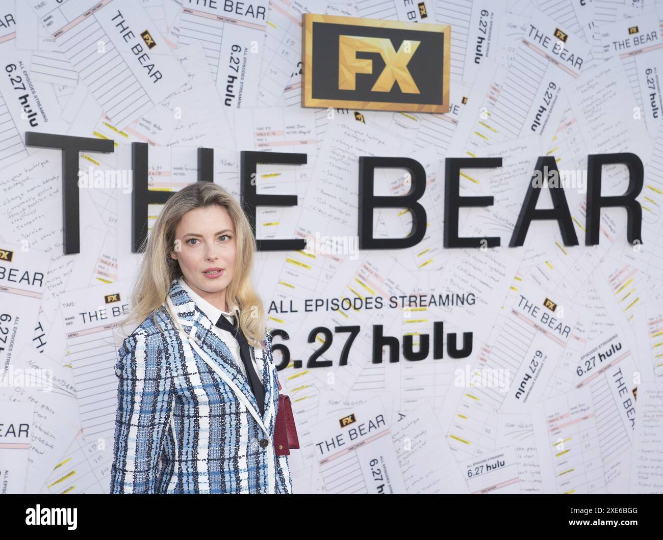 Gillian Jacobs kommt bei der Premiere der FX's THE BEAR Staffel 3 in Los Angeles, die am Dienstag im El Capitan Theatre in Hollywood, CA stattfindet. Juni 2024. (Foto: Sthanlee B. Mirador/SIPA USA) Stockfoto