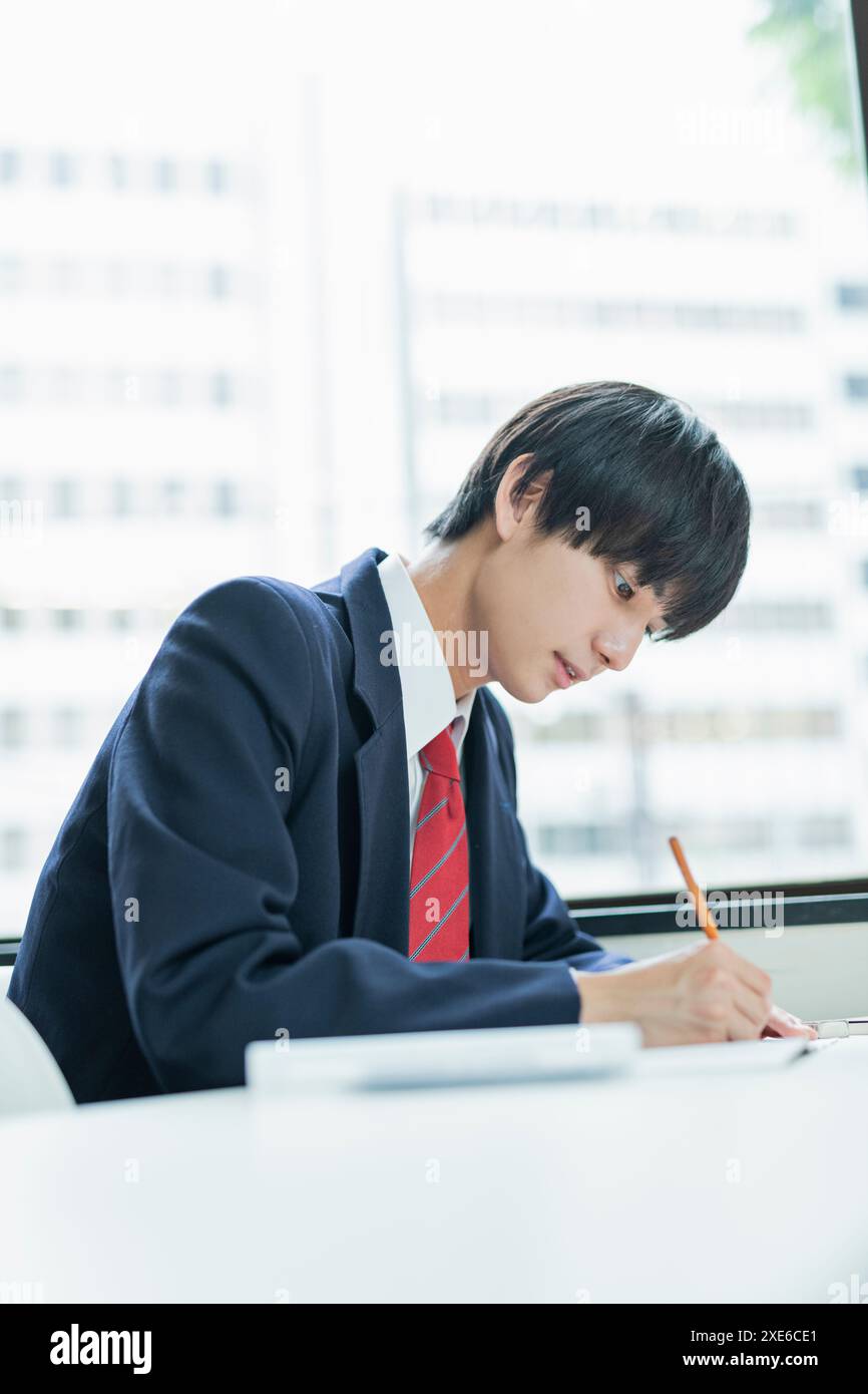 Ein High-School-Junge, der einen Kurs in einer Vorbereitungsschule nimmt Stockfoto