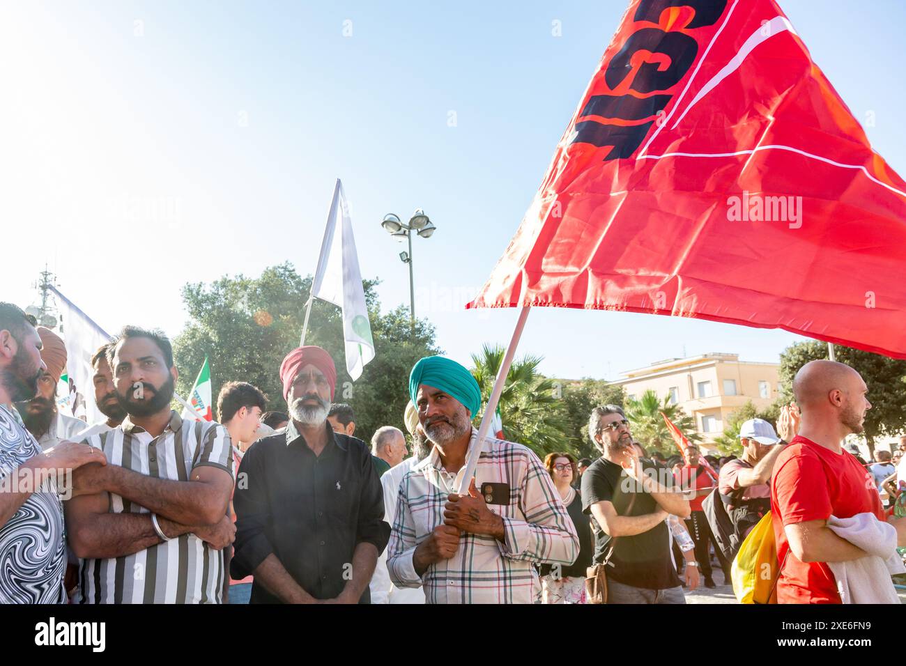 Indische Wanderarbeiter und italienische Gewerkschaften protestierten in Latina, Ackerland, nach Satnam Singh. Latina, Italien. Juni 2024 Stockfoto