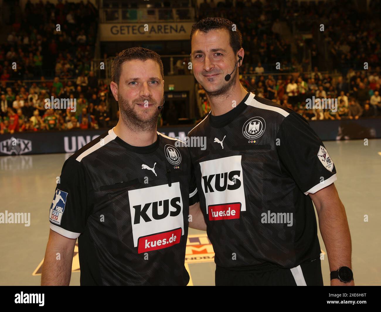 DHB Schiedsrichter Christian vom Dorff und Fabian vom Dorff DHB Cup Saison 2023-24 Viertelfinale SC Magdeburg - Rhein-Neckar LÃ¶wen on Stockfoto