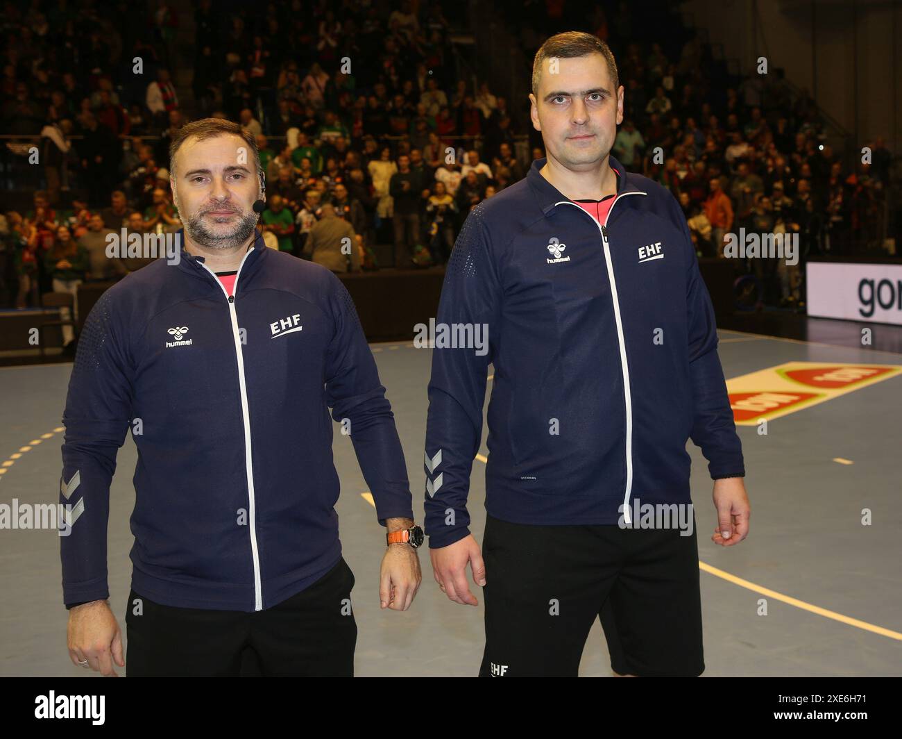 EHF-Schiedsrichter Marko Boricic und Dejan Markovic CL Saison 2023-24 SC Magdeburg-Montpellier HSC Stockfoto