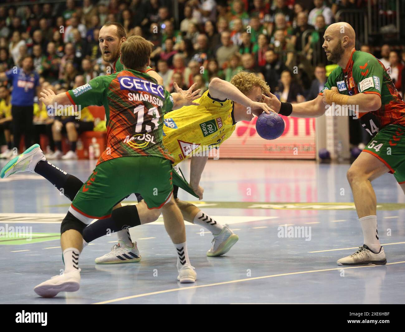 Gustav Davidsson (RNL) und Oscar Bergendahl (SCM) DHB Cup Saison 2023-24 Viertelfinale SC Magdeburg - Rhein-Neckar LÃ¶wen am 04. Stockfoto