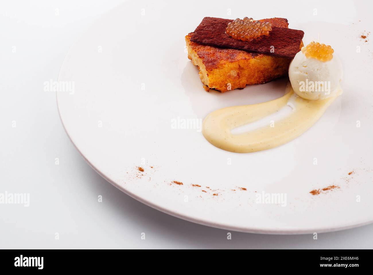 Molekulare Küche. Eis, Apfelmus-Kaviar und Auflauf Stockfoto