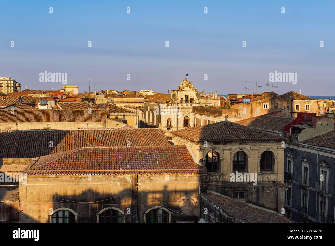 Panoramablick auf Catania mit traditionellen Gebäuden, der römisch-katholischen Kirche San Placido und dem ehemaligen Benediktinerkloster Catania, Sizilien, Italien, Medite Stockfoto