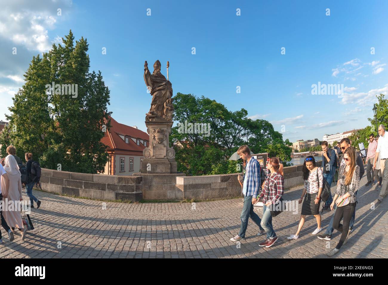 Prag, Tschechische Republik - 27. Mai 2019: Sonniger Tag auf der Karlsbrücke: Touristen machen einen gemütlichen Spaziergang in Prag Stockfoto