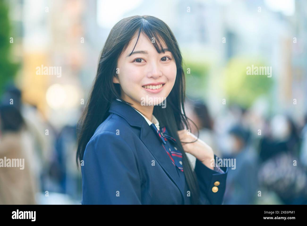 Nahaufnahme eines Studenten, der uns auf der Straße ansieht Stockfoto