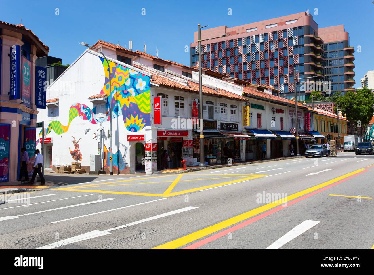 Juni 2024. Little India Street mit farbenfrohen Wandgemälden in einem Ebenen Viertel. Singapur. Stockfoto