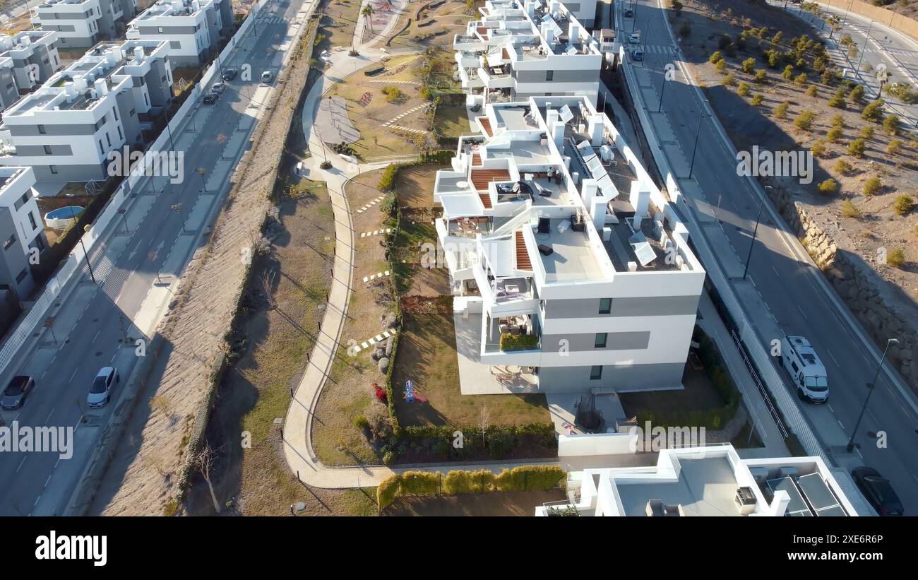 Ein Blick aus der Vogelperspektive auf ein Vorstadtviertel mit Häusern in verschiedenen Formen und Größen Stockfoto