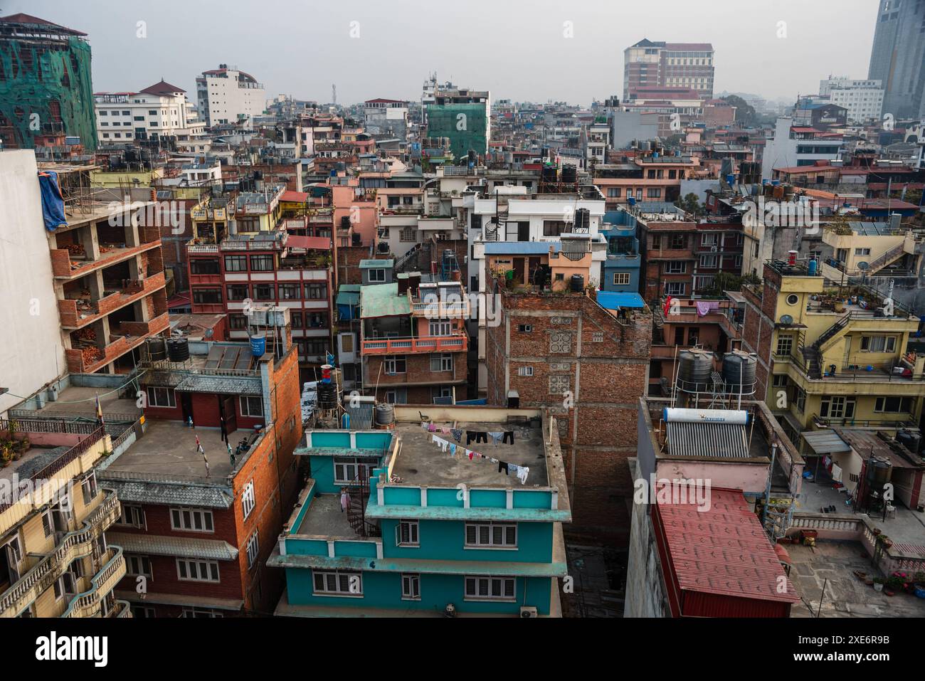 Sonnenaufgang-Skyline mit bunten Häusern und Wohndächern, von dicht besiedeltem Thamel in Kathmandu, Nepal, Asien Copyright: CasparxSchlageter 137 Stockfoto