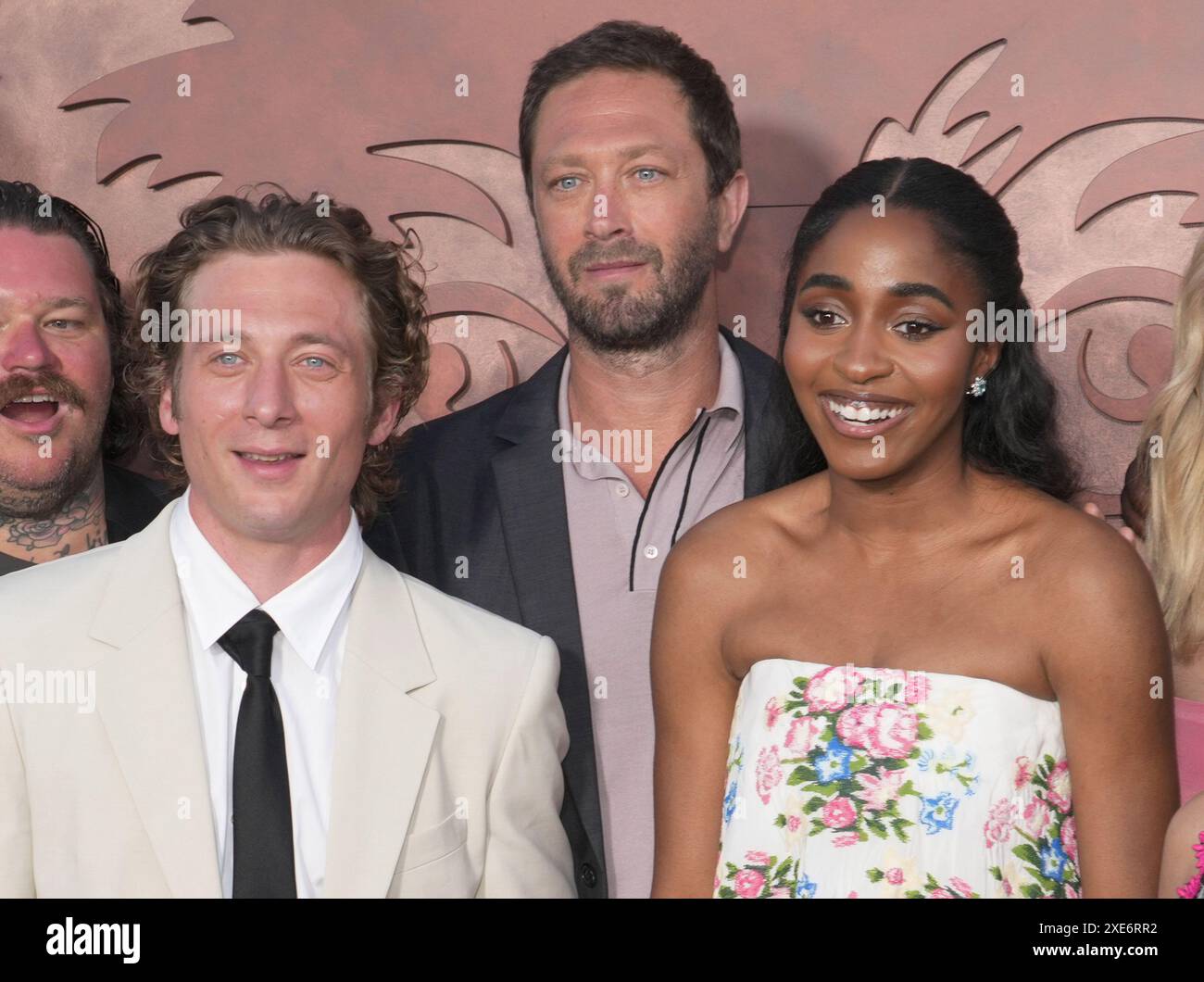 (L-R) Jeremy Allen White, Ebon Moss-Bachrach und Ayo Edebiri bei der Premiere der FX's THE BEAR Staffel 3 in Los Angeles im El Capitan Theatre in Hollywood, KALIFORNIEN am Dienstag, ? Juni 2024. (Foto: Sthanlee B. Mirador/SIPA USA) Stockfoto