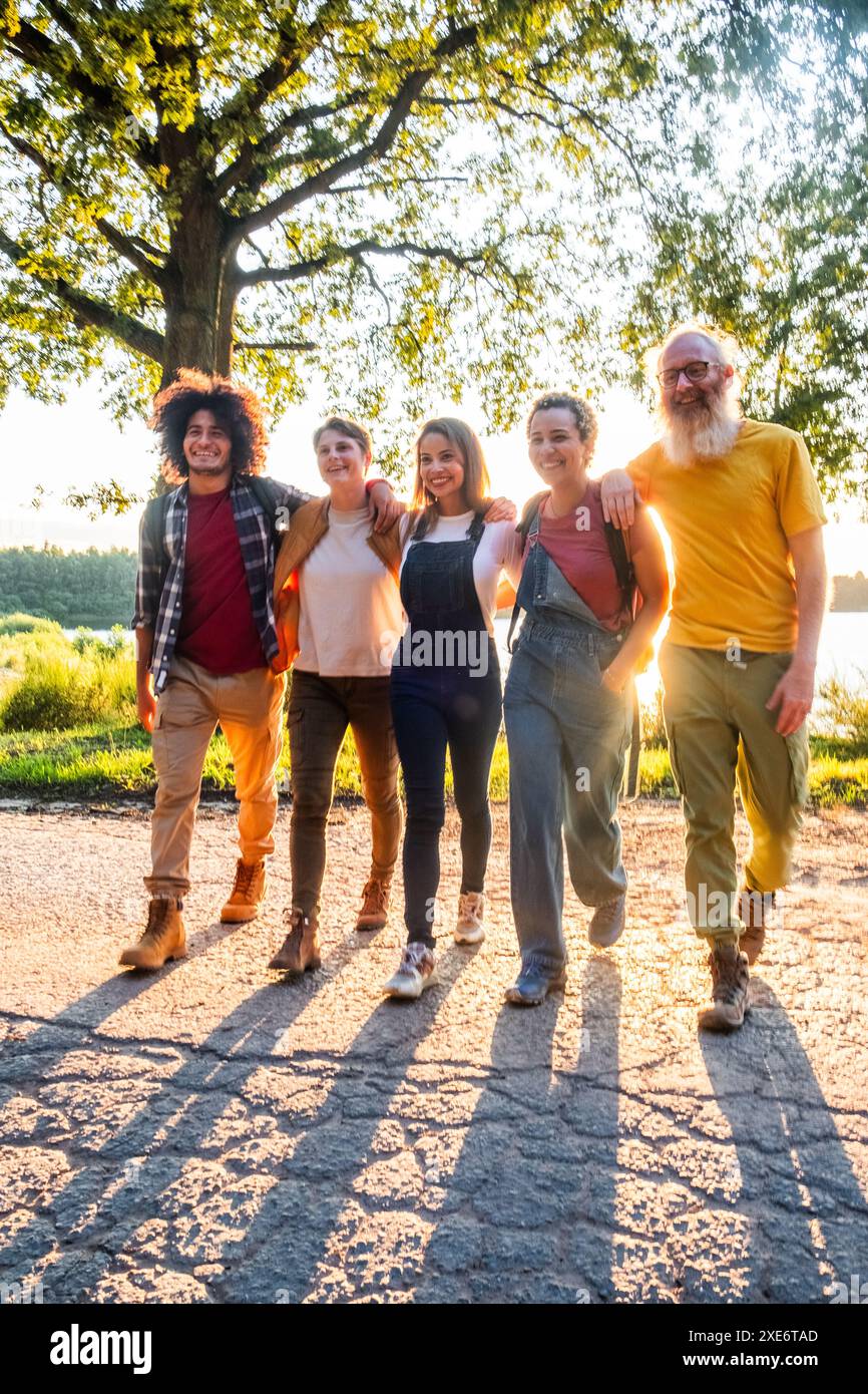 Eine Familie mit mehreren Generationen, die einen Spaziergang bei Sonnenuntergang genießt Stockfoto